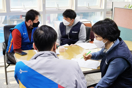 CJ대한통운이 택배기사 건강상담 서비스를 전국으로 확대한다. <CJ대한통운 제공>